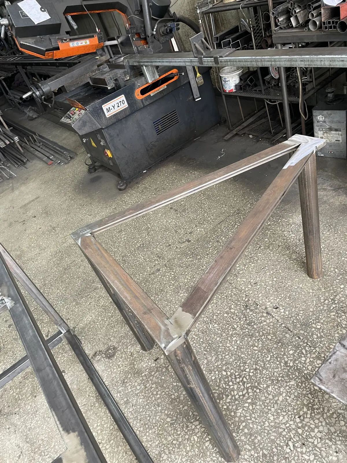Şerit testerenin önünde, kaynakla birleştirilmiş ham metal ayak çerçevesi
