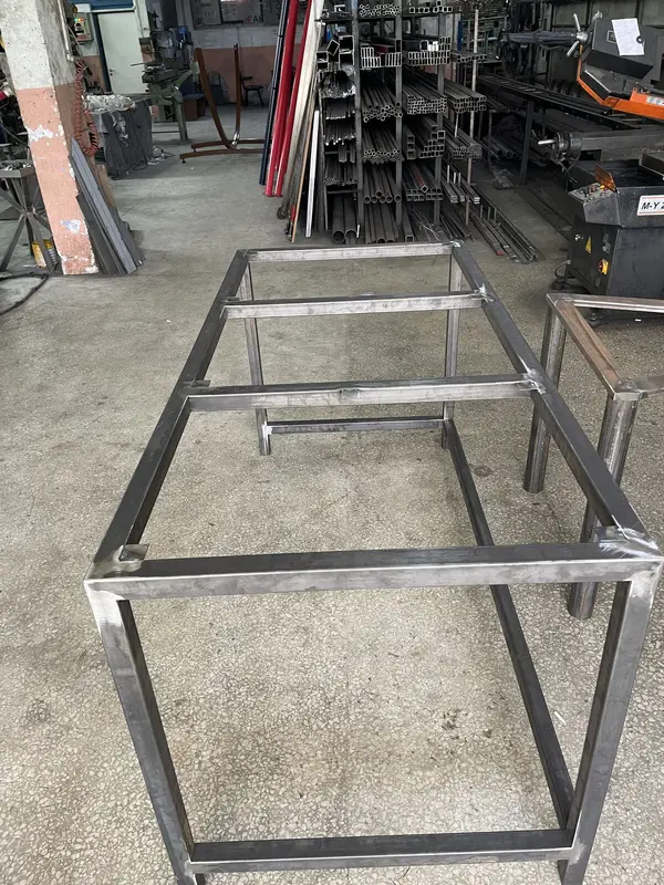 Kaynağı tamamlanmış ham metal masa çerçevesi
