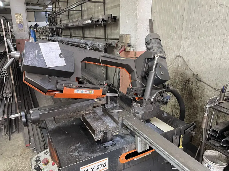 Atölyedeki şerit testerede kesime bağlanmış metal profil