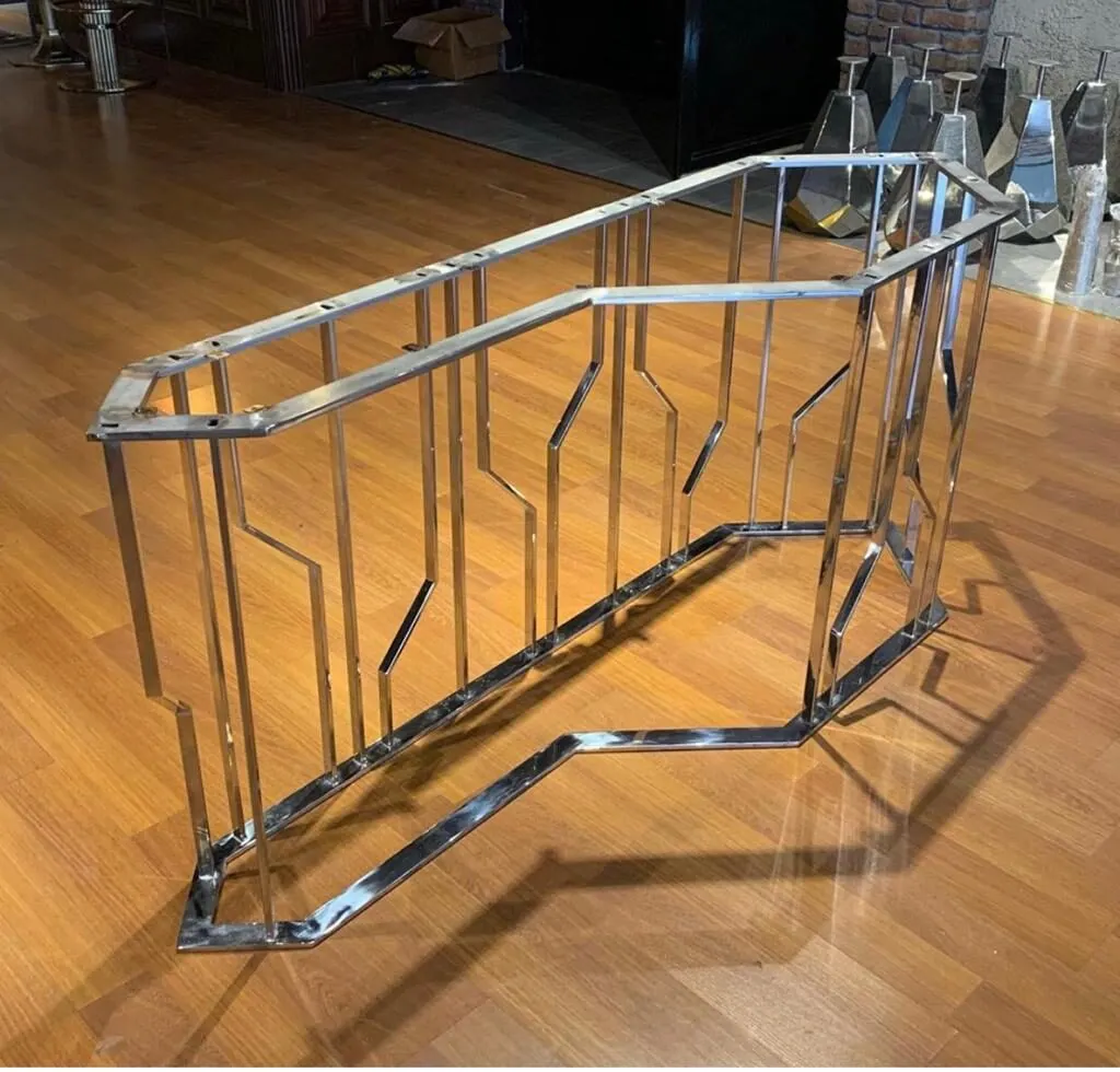 Geometrik dresuarın atölyede kaynağı tamamlanmış, tabla takılmamış metal gövdesi
