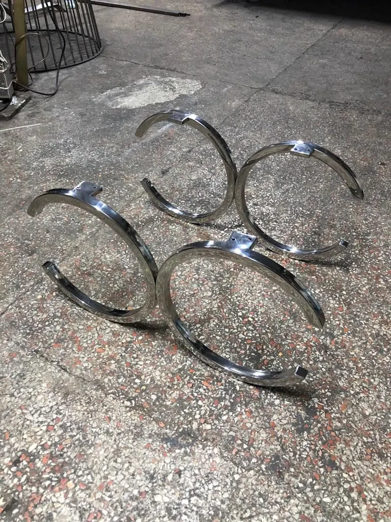 Atölye zemininde, kaynak öncesi bükülmüş krom metal halka parçaları