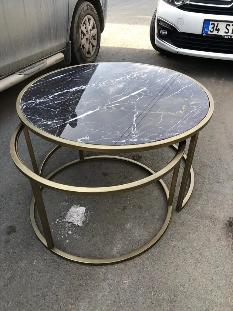 Siyah mermer tablalı, pirinç tonlu çift halkalı metal sehpa