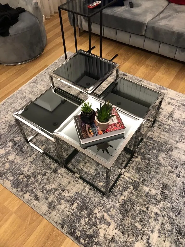 Bir salon için üretilmiş, krom kaplamalı ve cam tablalı orta sehpa takımı