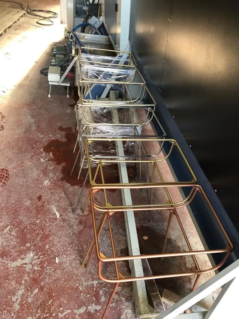 Atölyede yan yana dizilmiş, kaynağı tamamlanmış ham metal çerçeveler