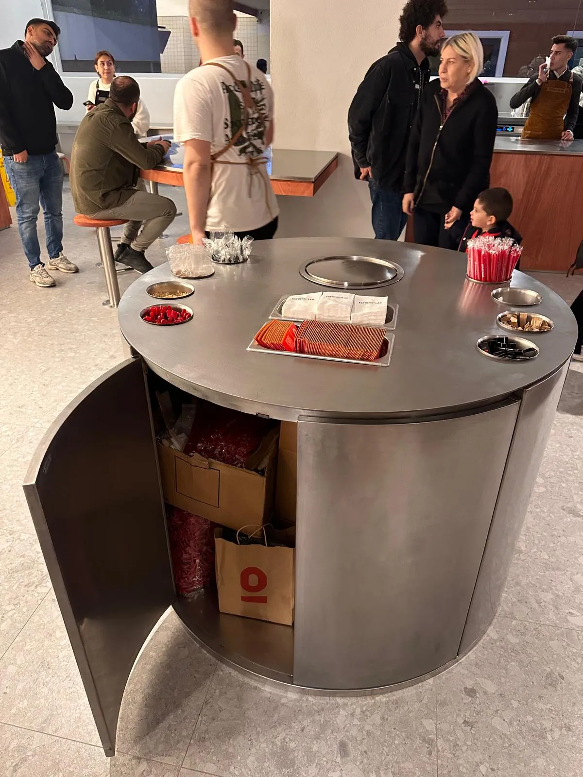 Servis ünitesinin kapağı açık hali; iç hacim depolama olarak kullanılıyor