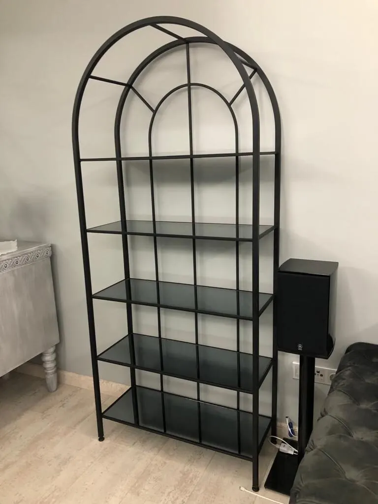 Mat siyah, kemer formlu ve cam raflı metal kitaplık