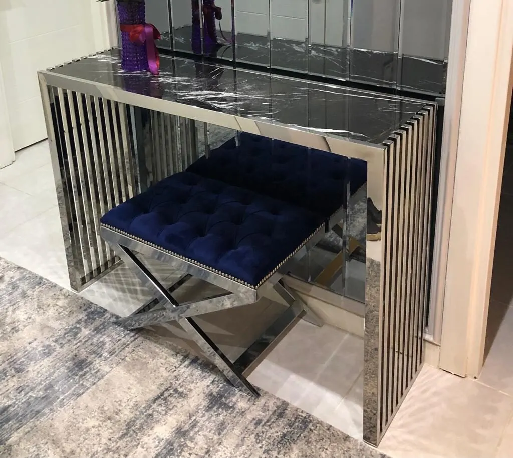 Koyu tablalı, krom kaplamalı lamelli metal dresuar ve önünde kadife puf